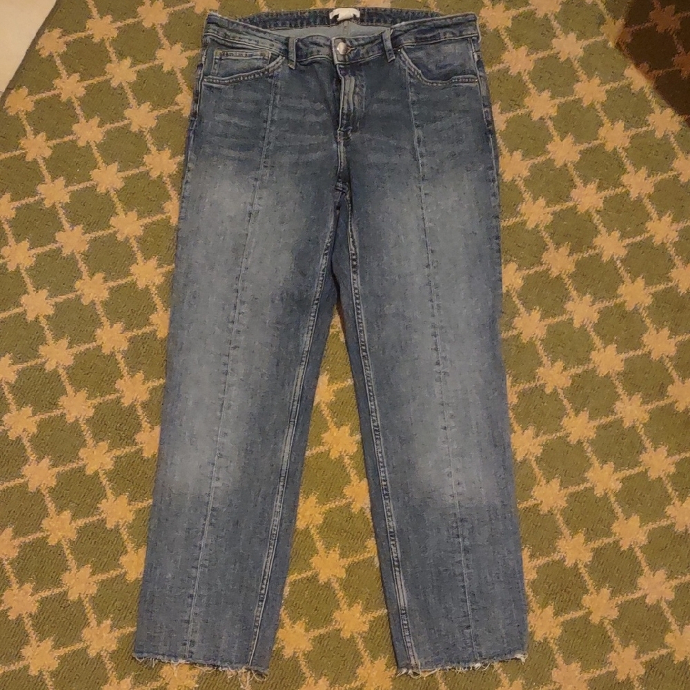 H M Conscious Raw Hem Five Pocket Stretch Cropped Jeans w Front Leg Seam Detail